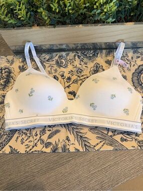 ✨ VICTORIA’S SECRET FLORAL WIRELESS BRA ✨ 34B 🌸  NEW!